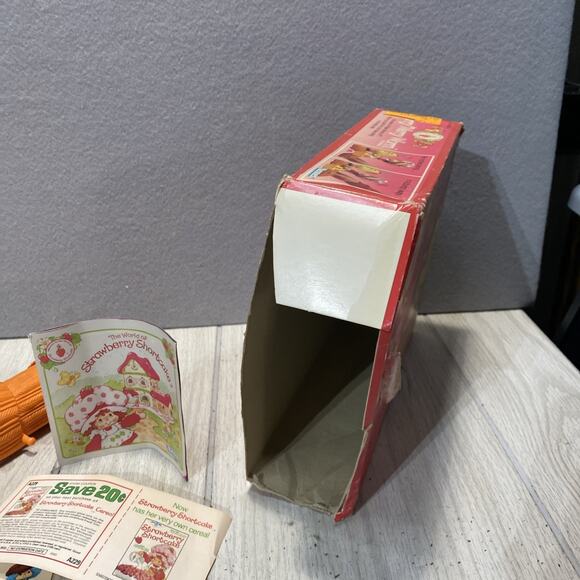 In Original Box BERRY MERRY WORM Strawberry Shortcake Toy Vehicle Vintage Kenner - Picture 6 of 9